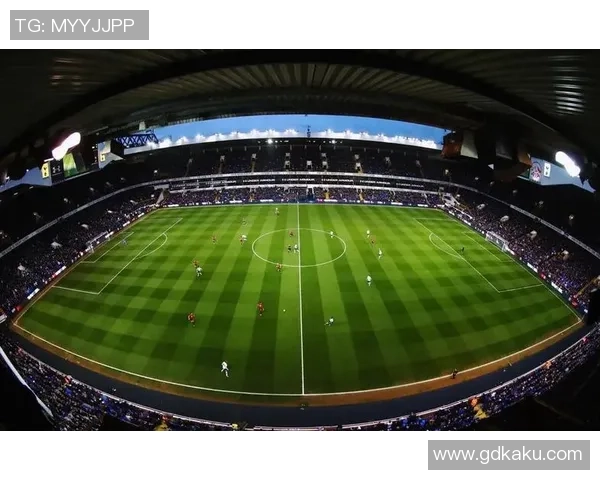 足球明星风采拼贴展现球场魅力与激情的视觉盛宴